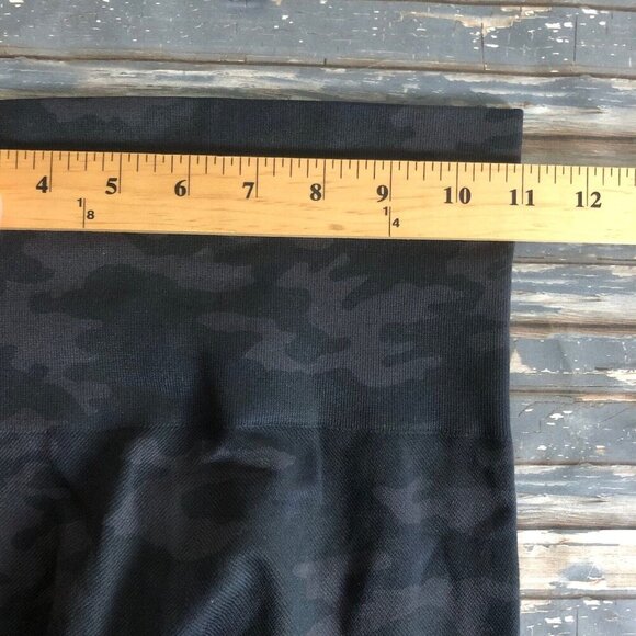 Spanx Look At Me Now Seamless Leggings Black And Grey Camo Size Small - Picture 5 of 8